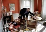 Rømning. Skolechef Bjarne Kjems, 61, i færd med at rømme sit kontor på Bernstorff Slot i Gentofte. Ved udgangen af april nedlægges hans job. Skolechefen er tidligere forsøgt fyret for sine kritiske udtalelser om Beredskabsstyrelsen. 