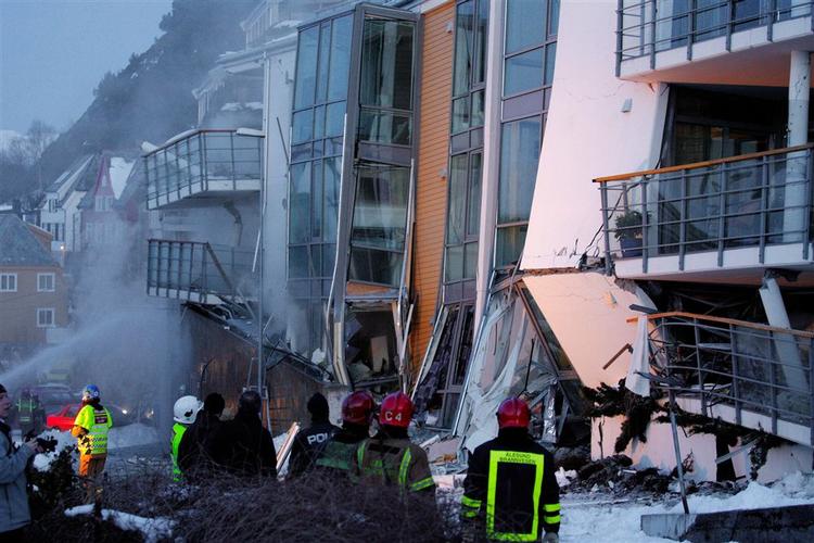 Efter at branden i den 6.000 liter store propangastank i kælderen er slukket, stiger håbet for at få reddet de fem omkomne ud af ruinerne. 