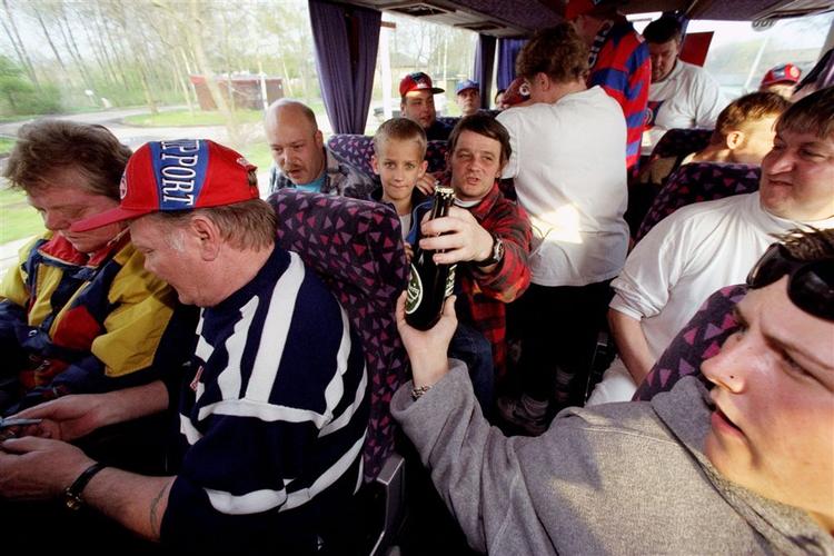 Frem-fans på vej til en udekamp for ti år siden. Vi skal understrege, at fansene her ikke er kendt for at lave ballade. 