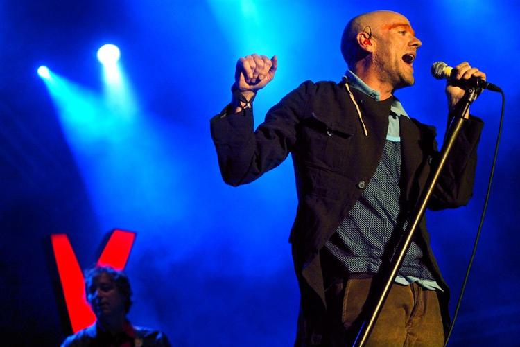R.E.M. har lavet et glimrende album, der lever i kraft af sin rastløse, men begavede eftertanke og den vederkvægende dynamik. 