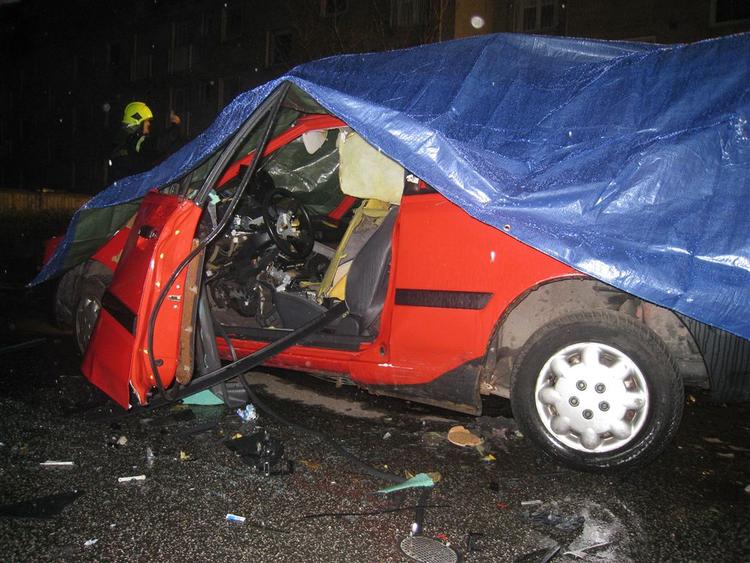Området omkring Henrik Hertz Vej i Åbyhøj i Århus blev rystet af en kraftig eksplosion tidligt i morges. Det gik bl.a. ud for denne Mazda 323. 