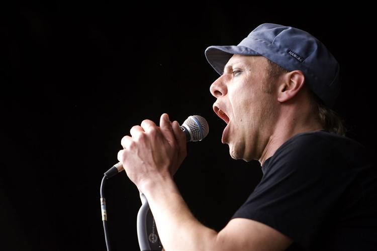 Det er ren svir at være i selskab med Magtens Korridorer med den umiddelbare evne til at fange sandhederne i gadens og værtshusenes sprog og omsætte dem til fine musikalske råvarer. 