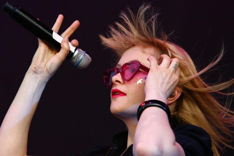 Goldfrapp har droppet de musikalske pailetter og sølvstiletterne til fordel for psykedelisk og eventyrlig pop på deres nye album. 