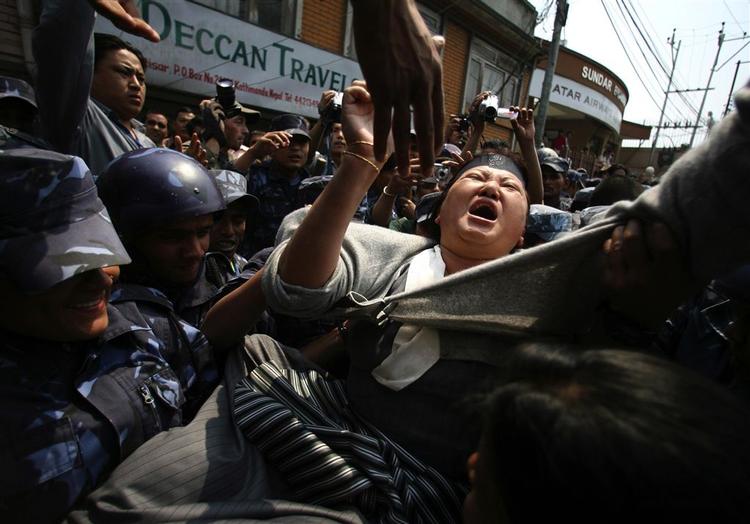 Politiet anholder en demonstrant under dagens uroligheder i Kathmandu. 