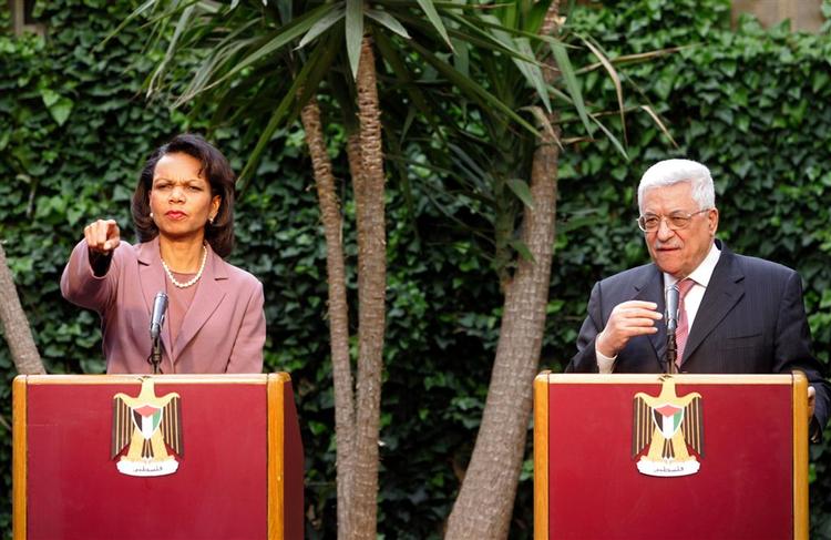 Den amerikanske udenrigsminister Rice i selskab med den palæstinensiske præsident Abbas i dag. 