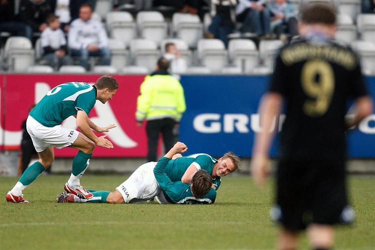 Mens det hele så grønt ud. Søren Ulrik Vestergaard (nederst) har bragt Viborg foran 1-0. 