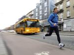 Løb fra bussen. Det er op til 16 minutter hurtigere at løbe på arbejde end at tage bussen i storbyerne. Så ikke alene sparer man tid, man får også motion. 