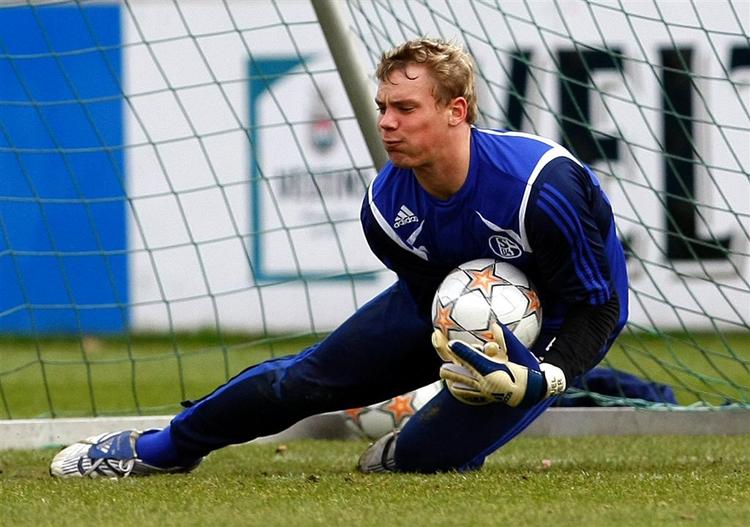 Peter Neuer stod en brandkamp, da Schalke 04 kvalificerede sig til kvartfinalen ved at vinde straffesparkskonkurrencen i kølvandet på 1-0-nederlaget mod FC Porto. 