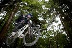 Du behøver ikke at flyve ud over bakkerne for at køre mountainbike. Med cross country cykling kan de fleste være med på lidt action i skoven. 