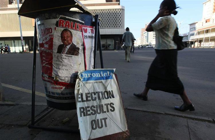 Borgerne i Zimbabwe mangler fortsat svar på om vinderen af præsidentvalget hedder Robert Mugabe eller Tsvangirai. 