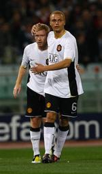 Paul Scholes (til venstre) får et velfortjent klap på hovedet af Wes Brown. 