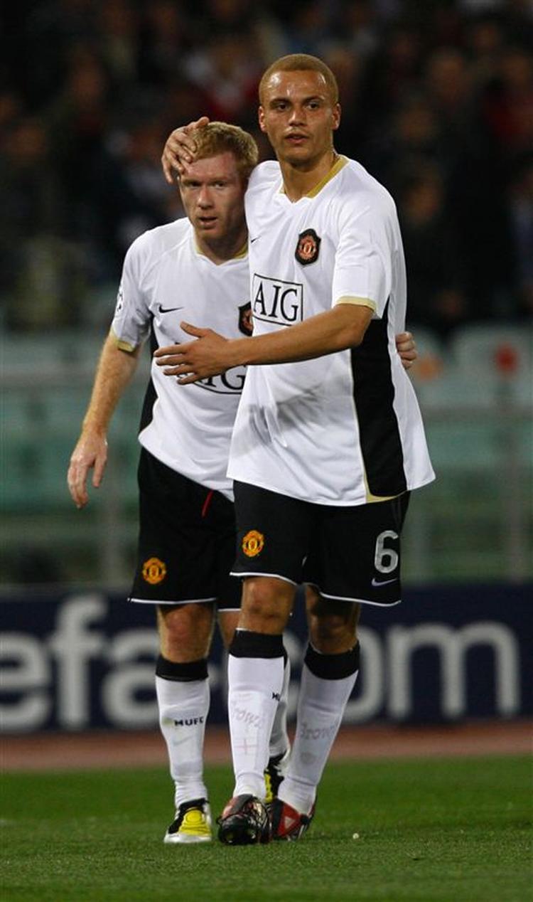 Paul Scholes (til venstre) får et velfortjent klap på hovedet af Wes Brown. 