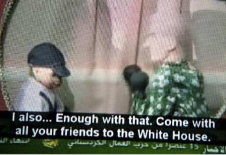 Kom med alle dine venner til Det Hvide Hus, så får I mad og legetøj«, trygler dukken, der forestiller George W. Bush.Foto: Al-Aqsa TV/MEMRI 