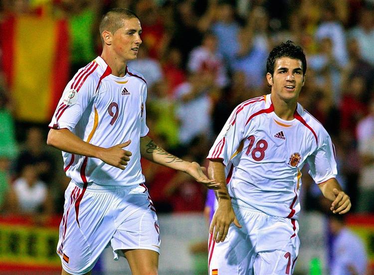 Liverpools Torres (til venstre) og Arsenals Fabregas i aktion for Spanien under en EM-kvalifikationskamp mod Liechtenstein i september måned. 