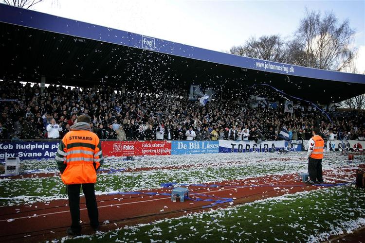 Græstæppet på Lyngby Stadion så fint ud i forårspræmieren mod FCK, men siden har frost, sne og slud gjort banen tung. 