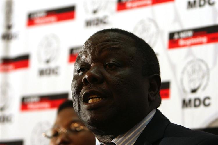 Morgan Tsvangirai - leder af oppostionspartiet MDC - mener, at hans parti har besejret Robert Mugabe i Zimbabwe. 