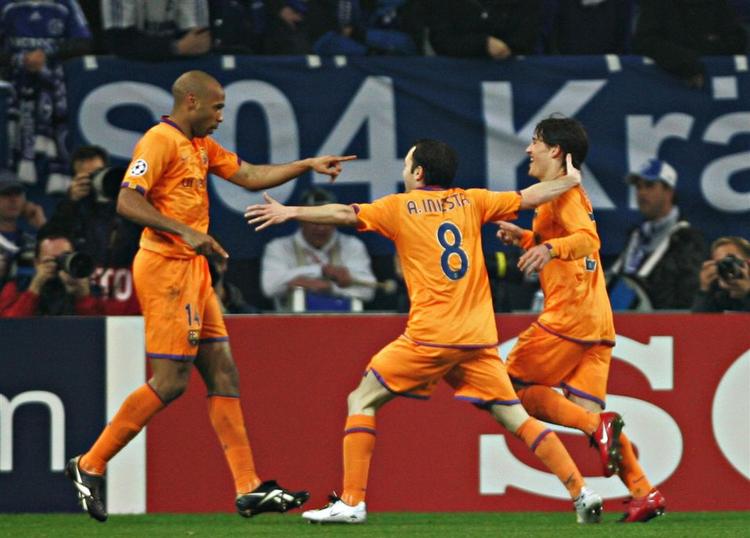 På en aflevering fra Thierry Henry (tv.) fik Bojan Krkic (th.) fra kort afstand skovlet Barcelonas sejrsmål højt over stregen. 