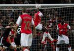 Arsenal kom foran 1-0 på dette kraftfulde hovedstød af Emanuel Adebayor. 