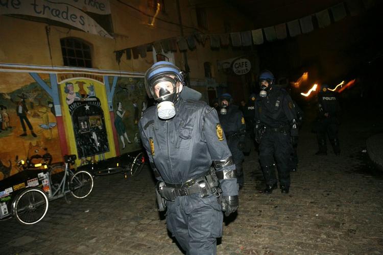 Betjente med gasmasker rykkede ind på selve Christiania for at stoppe uroen. 