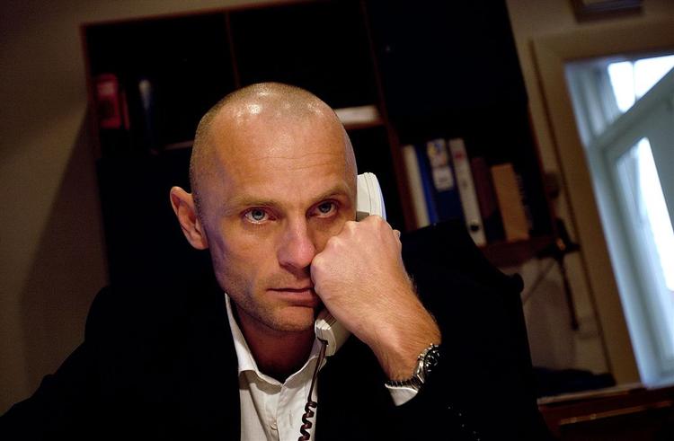 »Vi ved, hvor hun bor. Vi har hendes telefonnummer. Og vi har billeder fra festen«, siger Se og  Hørs chefredaktør, Henrik Qvortrup. 