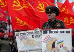 En demonstrant i Ukraines hovedstad protesterer mod NATO's planer om at udvide forsvarsspagten med netop Ukraine og Georgien. 'Bush, hold næsen væk' og'NATO's frokost' står der på hans plakater. 