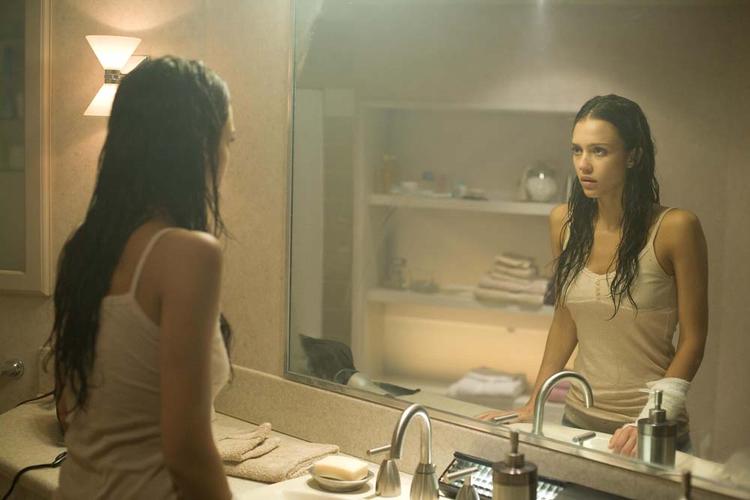 Jessica Alba spiller den blinde violinistinde, der genvinder synet ved en hornhindeoperation. Billede fra filmen. 