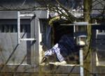 Røverne brød muren ind til Loomis med en teleskoplæsser og myldrede derefter ind i værdicentralen bevæbnet med maskinpistoler. 