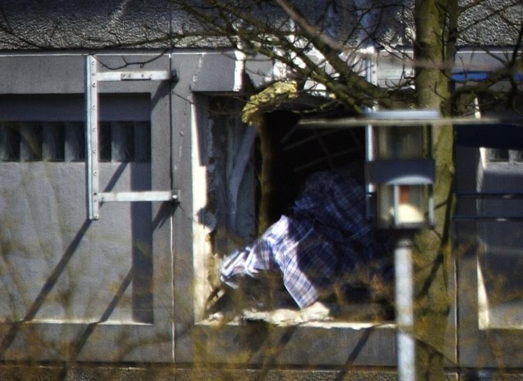 Røverne brød muren ind til Loomis med en teleskoplæsser og myldrede derefter ind i værdicentralen bevæbnet med maskinpistoler. 