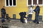 Politiet anholder en ung mand i forbindelse med urolighederne på Christianshavn. 