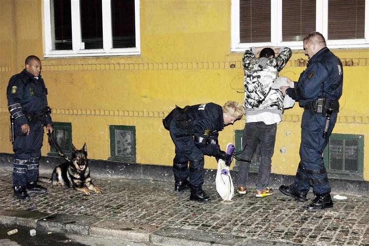 Politiet anholder en ung mand i forbindelse med urolighederne på Christianshavn. 