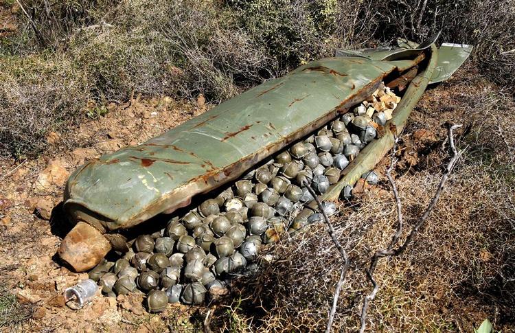 En klyngebombe med over 600 bomber ligger tilbage på en mark i Libanon efter Israels sommerkrig i 2006. 40 procent af fire millioner bomber er muligvis stadig ikke eksploderet, men ligger tilbage til fare for bønder og børn. 