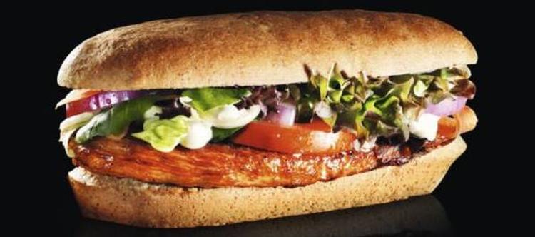 En ny kyllingeburger skal være det slankere valg for McDonalds kunder. 