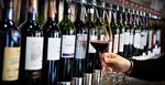 »Vi oplever, at gæsterne står og hyggesnakker med folk, de slet ikke kender, når de går op til automaten for at vælge et glas«, siger Christopher Alm, direktør på Hotel Twentyseven, om stedets vinautomat. 