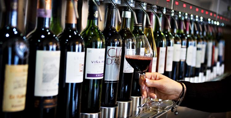 »Vi oplever, at gæsterne står og hyggesnakker med folk, de slet ikke kender, når de går op til automaten for at vælge et glas«, siger Christopher Alm, direktør på Hotel Twentyseven, om stedets vinautomat. 