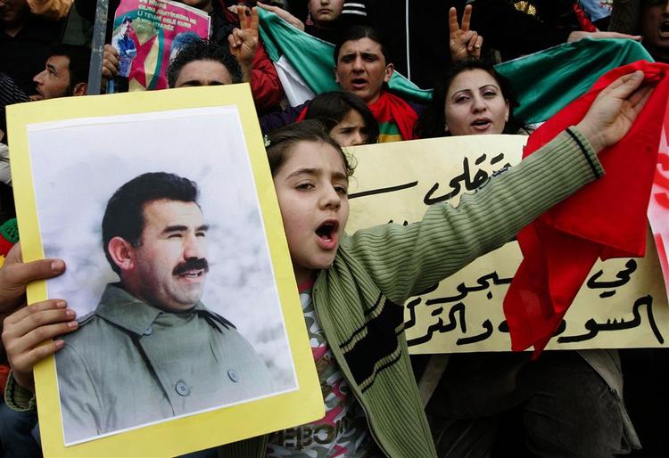 En pige til PKK-demonstration i Beirut for en måned siden. Kravet ved demonstrationen var frigivelsen af PKK's fængslede eksleder Öcalan. 