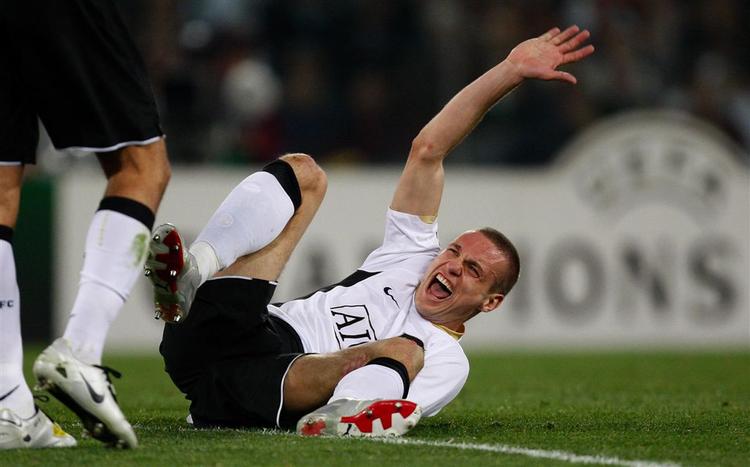 Nemanja Vidic faldt uheldigt ned efter en luftduel og fik en vrid i knæet. Det koster en pause på 2-3 uger. 