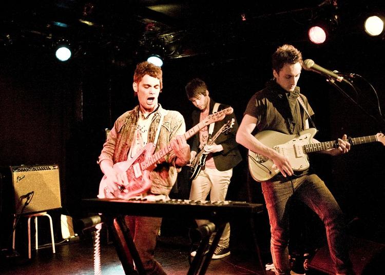 Lily Electric er i gang med at kravle op fra undergrunden med deres nye og blærede debutalbum. 