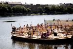 Kaffesalonen ved Dronning Louises Bro er et af byens bedste steder at slikke sol, mens man spiser. 