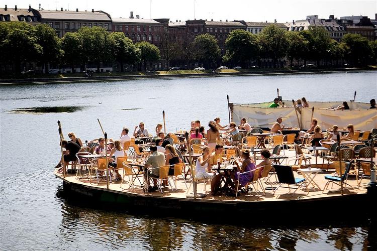 Kaffesalonen ved Dronning Louises Bro er et af byens bedste steder at slikke sol, mens man spiser. 