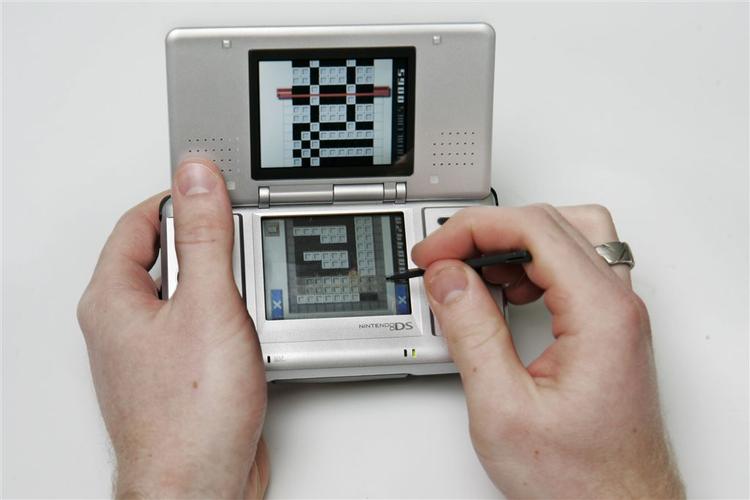 Små spillekonsoller er stadig et hit blandt børnene. Se anmeldelserne, før du vælger, om det skal være Nintendo DS eller Sony PSP. 