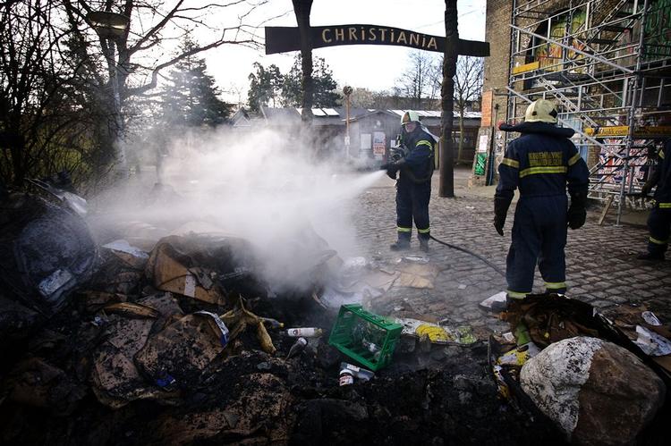 Oprydning efter balladen på Christianshavn i aftes. 