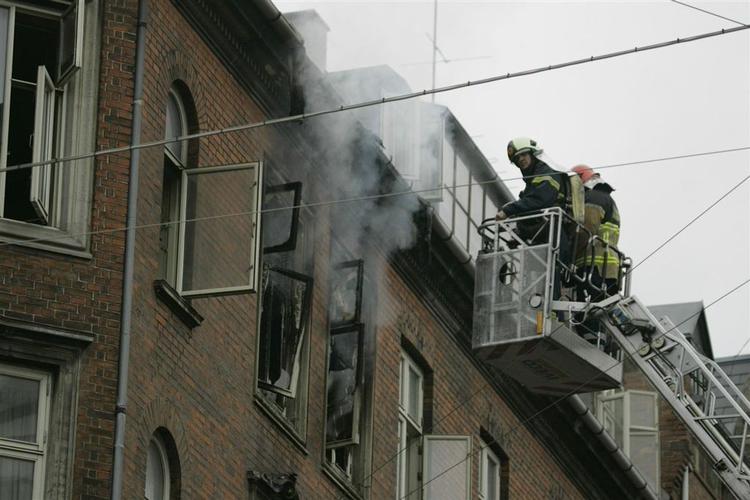 Brandvæsenet slukker ild i ejendom på Nørrebrogade. 