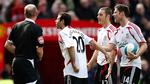 Javier Mascherano (nummer 20) måtte holdes tilbage af Xabi Alonso og Fabio Aurelio i kampen mod Manchester United 23. marts. 