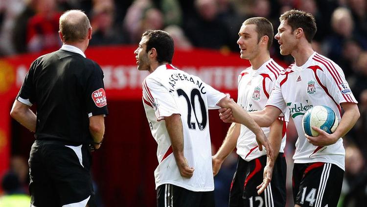 Javier Mascherano (nummer 20) måtte holdes tilbage af Xabi Alonso og Fabio Aurelio i kampen mod Manchester United 23. marts. 