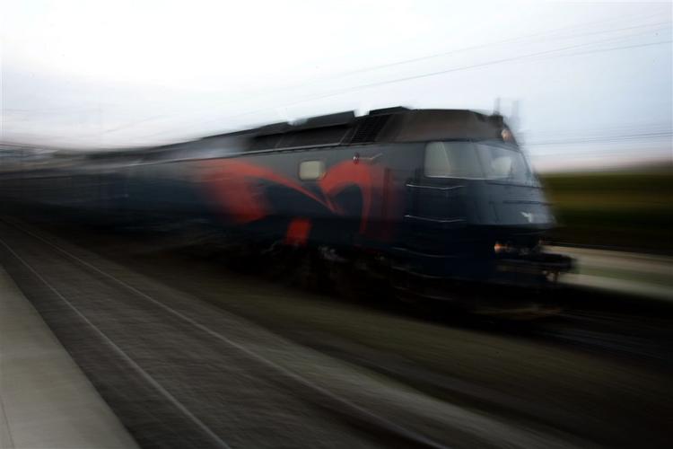 Socialdemokraterne byder miljøminister Troels Lund (V) velkommen i klubben af fortalere for kollektiv trafik. Her et af de blå, rumlende regionaltog på Sjælland, som socialdemokraterne vil skifte ud. 