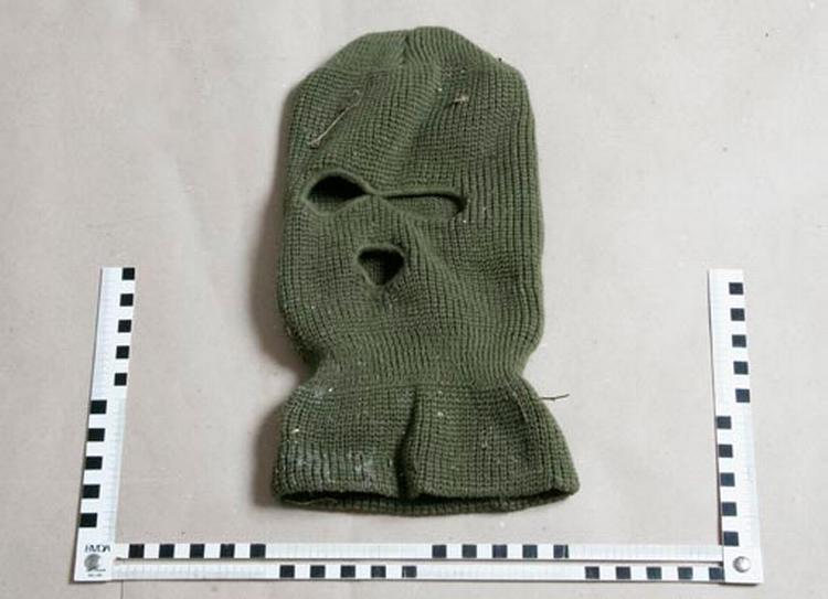 Politiet efterlyser blandt andet oplysninger om denne hue, der blev fundet på hjørnet af Sydvestvej og Mjølnersvej i Glostrup. 