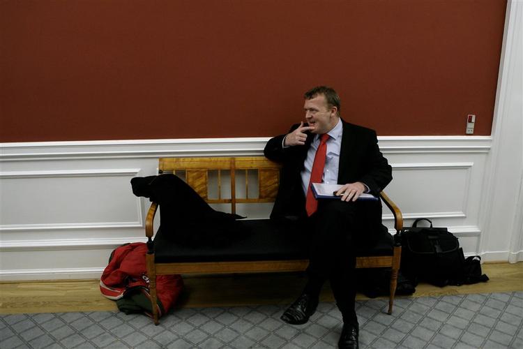 Finansminister Lars Løkke Rasmussen (V) har begået fejl, indrømmer partifælle. 