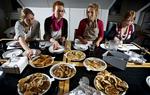 Johanne Vejrup Nielsen, Maria Tougaard Andersen, Camilla Stæhr og Ulla Andersen vurderer hævede pandekager. 