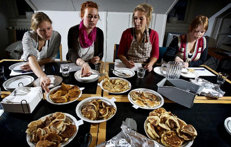 Johanne Vejrup Nielsen, Maria Tougaard Andersen, Camilla Stæhr og Ulla Andersen vurderer hævede pandekager. 