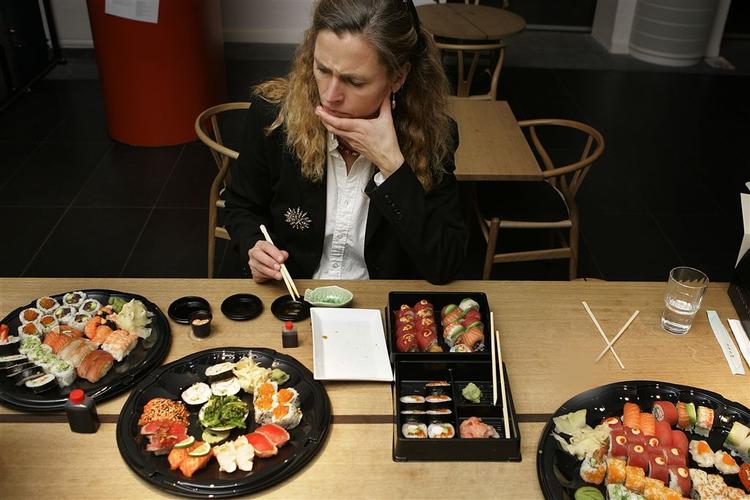 Helle Brønnum Carlsen kigger nøje på udbuddet af nytårssushi. 